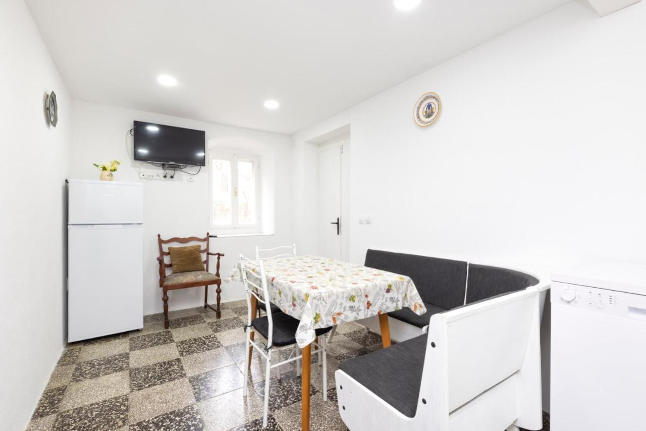 וולי לוסיניי Apartments Ivna מראה חיצוני תמונה